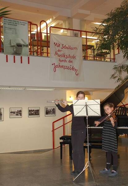 “Gemeinsam durch die Jahreszeiten” mit Schülerinnen und Schülern der Hans-Werner-Henze-Musikschule