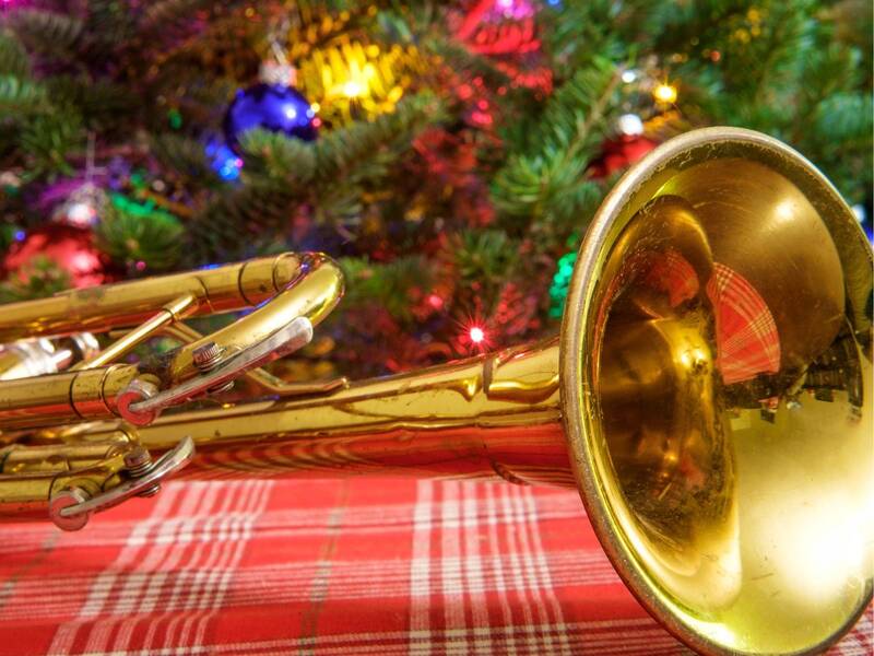 „Festliche Töne: Bläser bringen Weihnachtsfreunde“