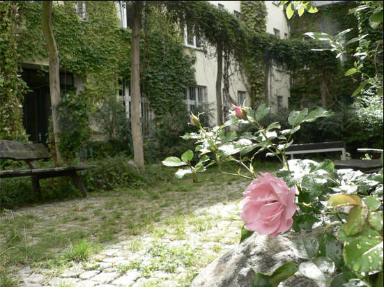 Führung über den Musterhof der Grünen Liga auf der Mühlhauser Straße in Prenzlauer Berg
