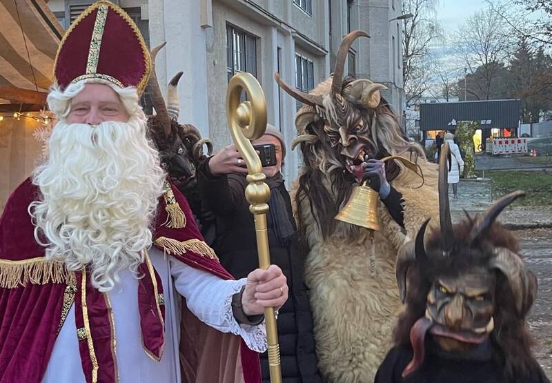 Schaurig schöner Adventsmarkt in Steglitz-Zehlendorf mit Feuerwerk