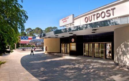 Feierliche Wiedereröffnung des Outpost Theater