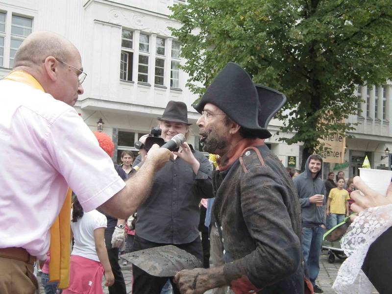 Strohballenrollen Popráci am Richardplatz in Neukölln 