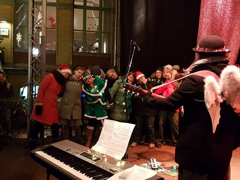 Fröhlicher Chorzauber beim Lucia Weihnachtsmarkt in der Kulturbrauerei