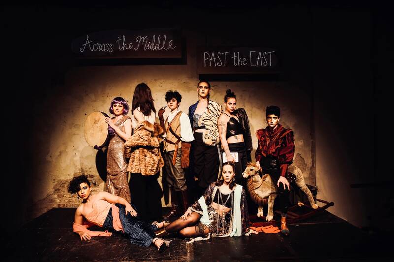 "Across The Middle, Past The East - An unsettled cabaret" im Rahmen von AUSUFERN 2022