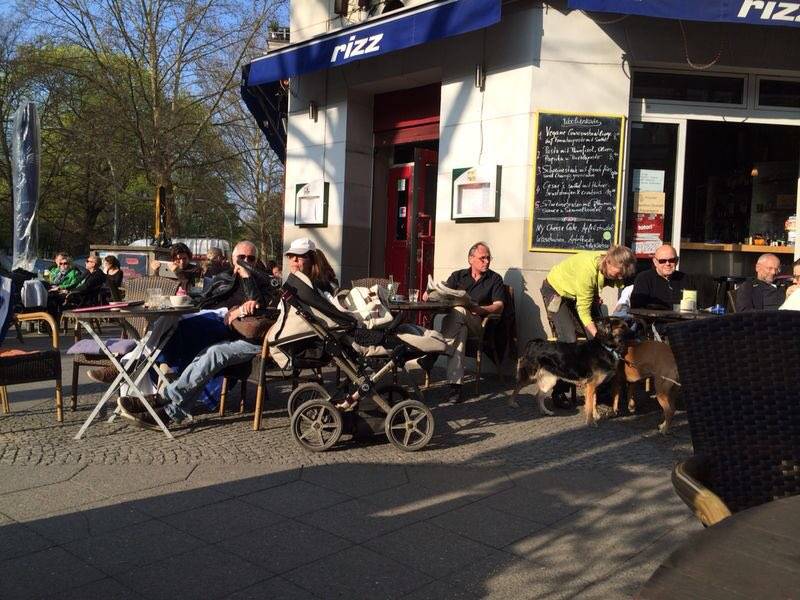 In Kreuzberg Graefekiez Fußball, Eishockey + Krimi gucken Wochenprogramm