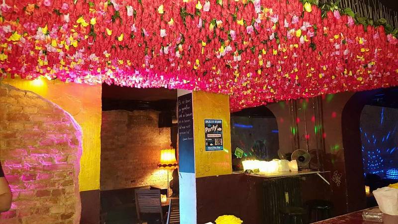 Club & Bar mit Rosenhimmel 