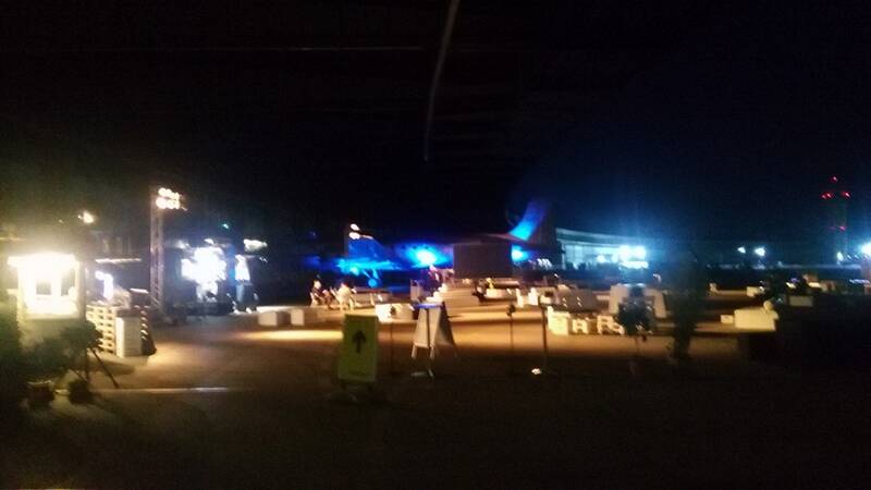Kultur-Pop-Up-Rosinenbar open air und überdacht auf Vorfeld von Flughafen Tempelhof  