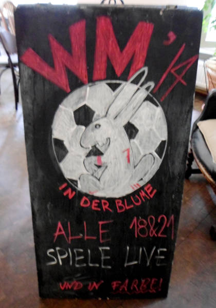 Fußball gucken in der Blume, Neukölln