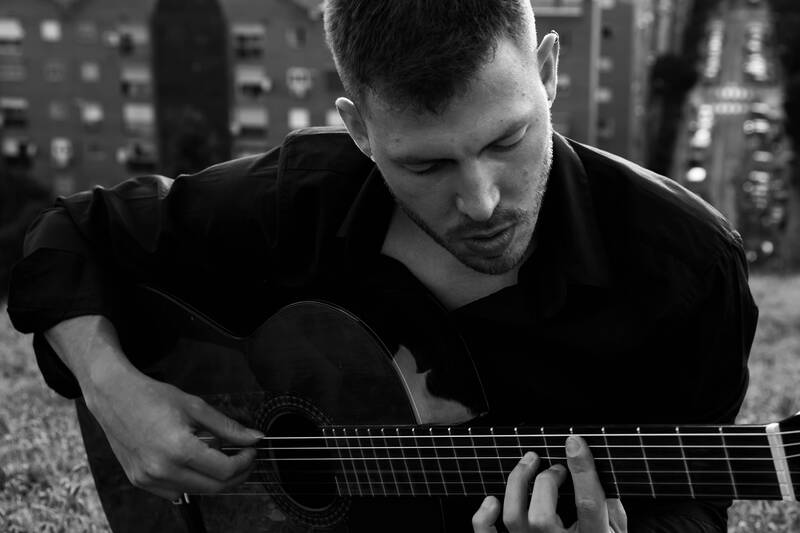 Ein Spanier - eine Gitarre und klassische Musik