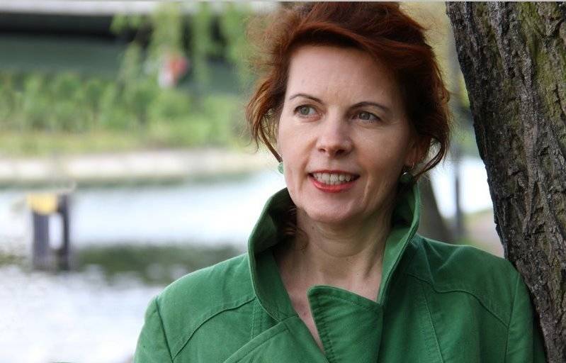 19 Uhr: Musikalische Lesung mit Sandra Volkholz in der Buchhandlung am Schäfersee „Auf zu den Sternen“ 