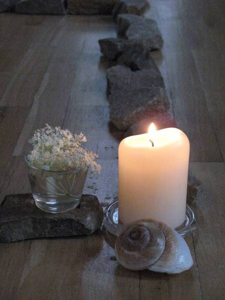 WOCHE DER STILLE mit einem Labyrinth aus 1000 Steinen in der HEILIG-KREUZ-KIRCHE