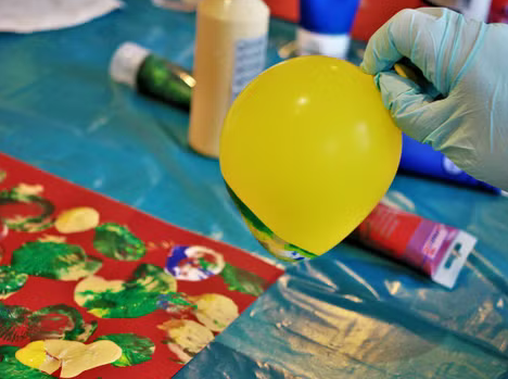 Stempelspaß für kleine Künstler*innen – Kreativität mit jedem Druck