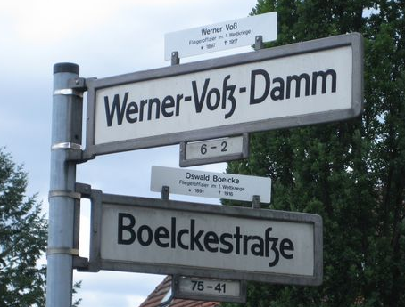 Jenseits des Eisernen Kreuzes. Ein Rundgang zu Militär, Krieg und Widerstand rund um die Stadtbibliothek Friedrich von Raumer