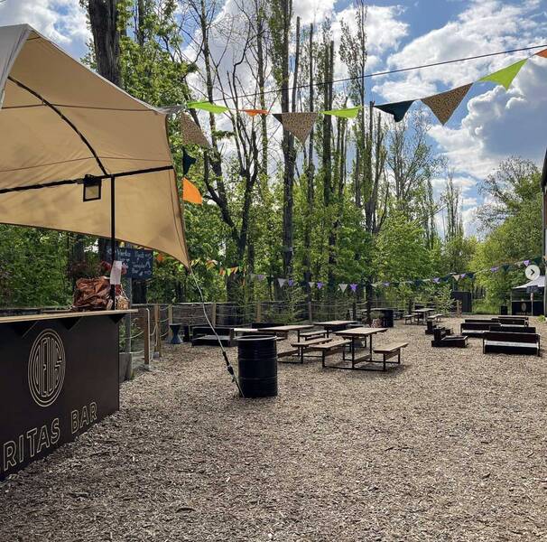 Biergarten Eröffnung in Lichtenberg / Deus Temple Berlin & Wellenwerk