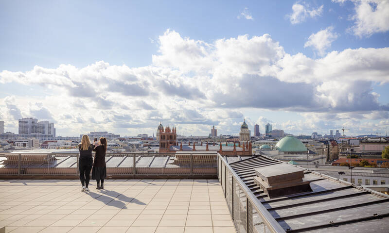 Ausblicke auf die Wahrzeichen Berlins.  Besuch der Dachterrasse des Humboldt Forums