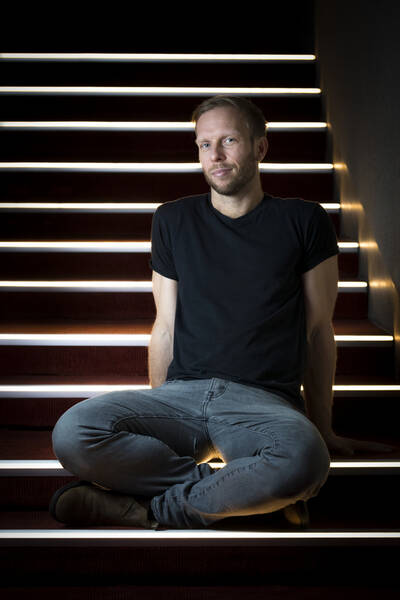 The Land Remembers. Performance von Joel Bray