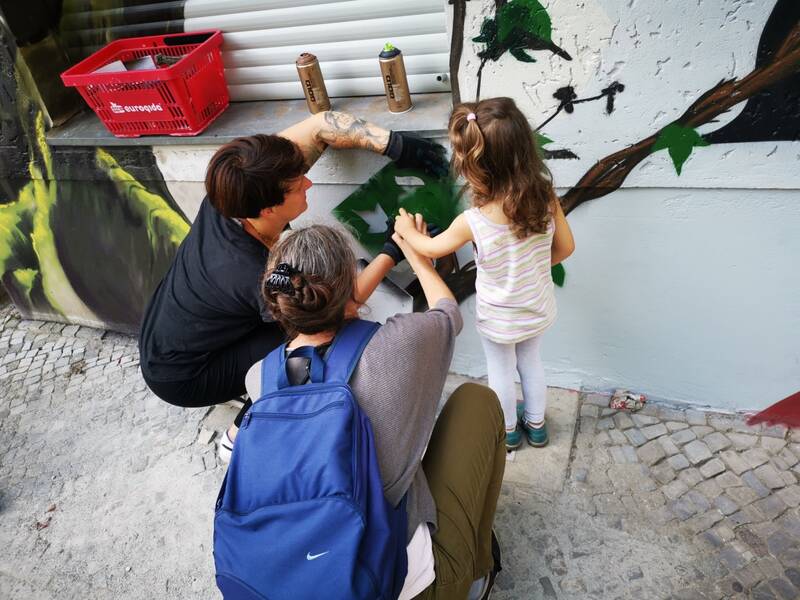 Mit Stencil Graffiti machen. Graffiti Artist Ampear Peekops und Stencil Artist Baby Turtle zeigen euch, wie es geht!