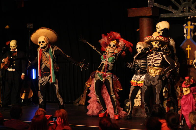 Aufmarsch der Skelette. Fiesta de Día de Muertos - Mexikanisches Totenfest