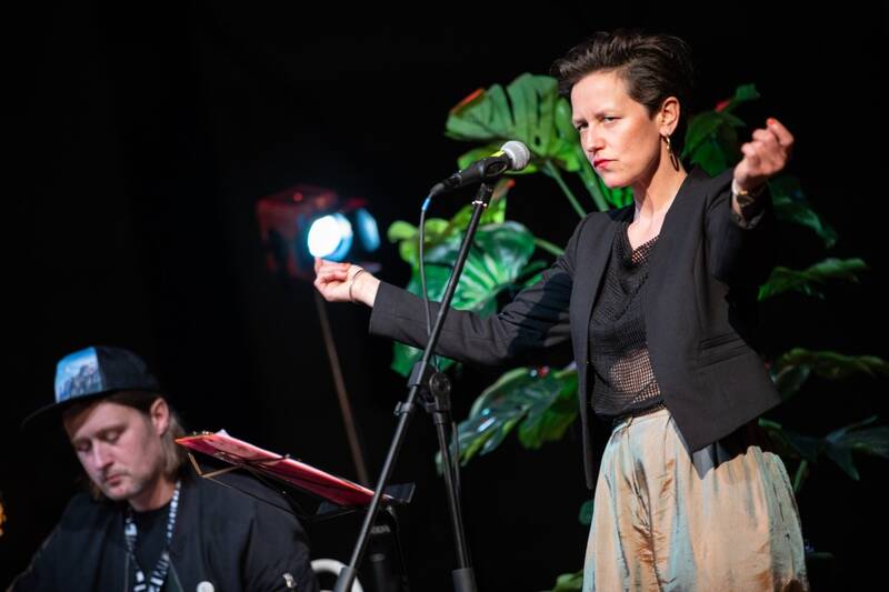 Zwischen Subkultur und Realposie. „Mit Echten singen“ von Tanja Krone
