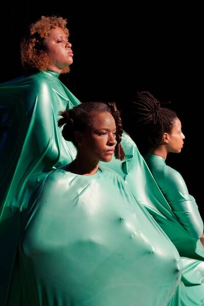 to build to bury to remember. Performance von Sarah Ama Duah