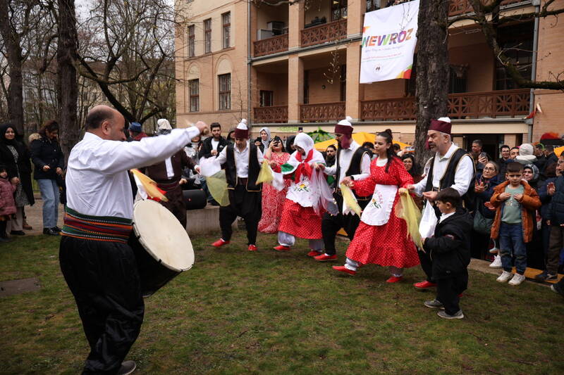 Die Bedeutung des Newrozfestes für kurdische Familien