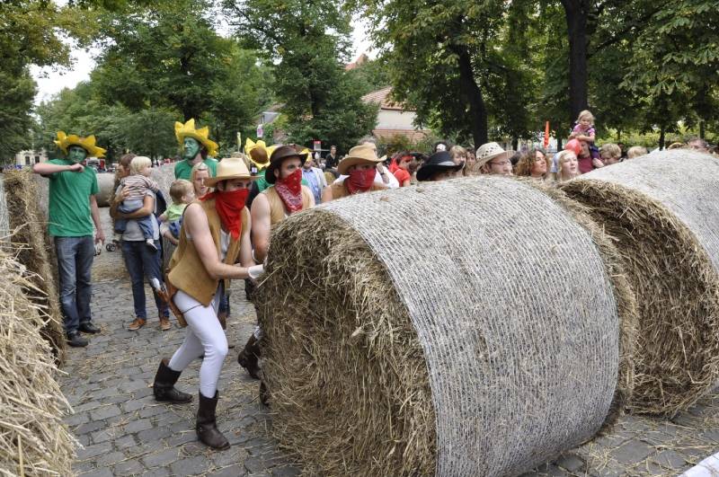 Popráci 2015: Das 182. Rixdorfer Strohballenrollen