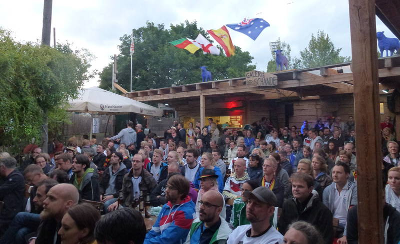 Betreutes Fußballschauen bei Tante Käthe