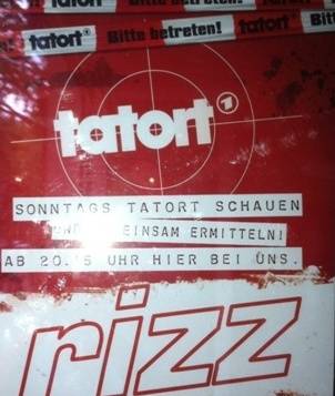 Weihnachten Krimidinner mit Tatort auf Leinwand im Kreuzberger Graefekiez