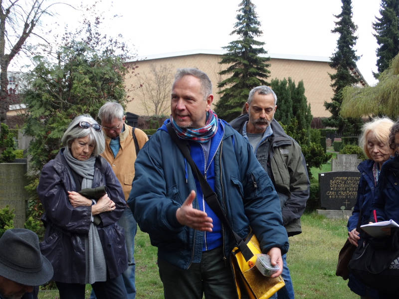 Pfanzenerlebnisführung mit Olaf Tetzinski auf dem Alten Zwöl-Apostel-Kirchhof