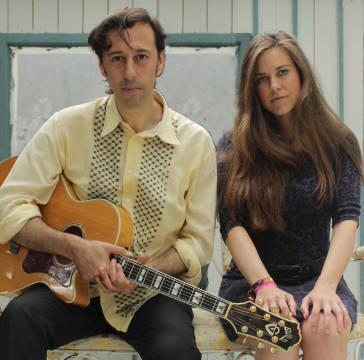Beautiful Acoustic Folk Event in Art Scene Space / Schönes akustisches Konzert im Kunstraum Umfeld
