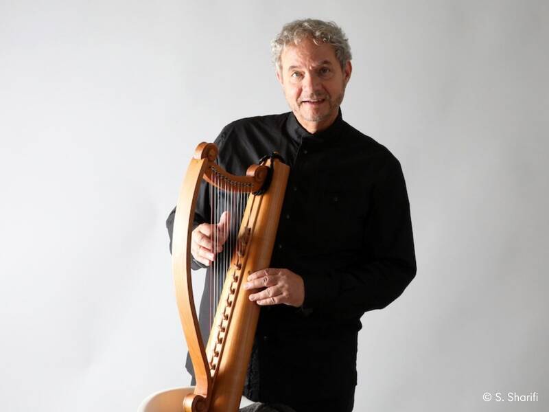 „Ich bin eine viereckte Person worden“ – Thomas Siener stellt Liselotte von der Pfalz in einer musikalischen Lesung mit seiner Harfe vor
