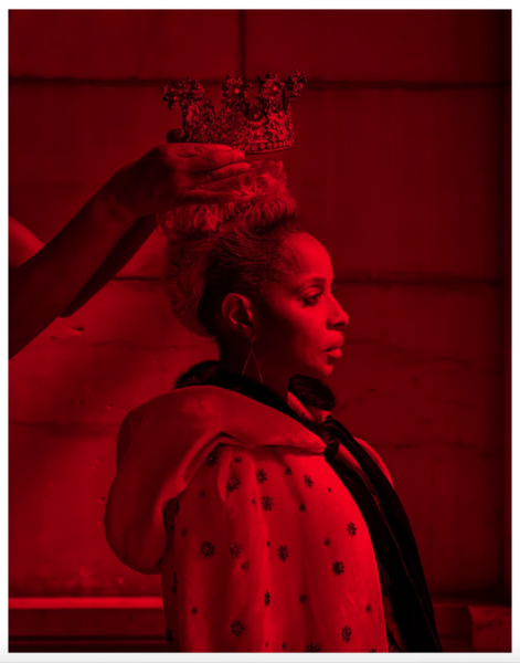 Carrie Mae Weems. Queen B (rund um die Uhr begehbar)