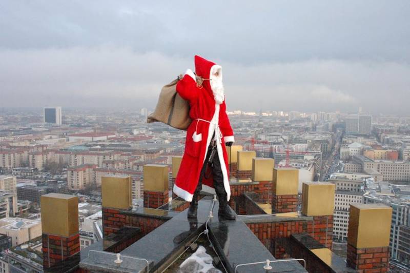 Weihnachtsmann seilt sich ab vom Panoramapunkt am Potsdamer Platz (über 24 Etagen)