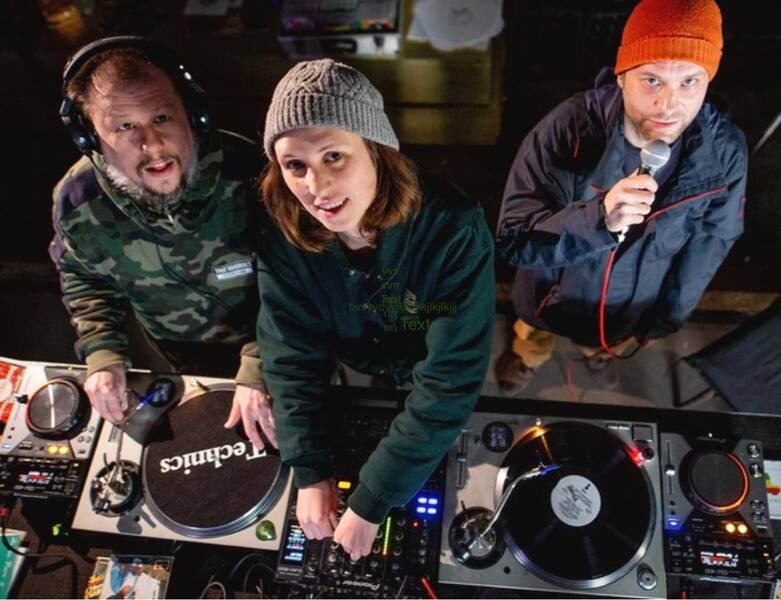 Konzert mit dem DJ-Kollektiv Supa Star Soundsystem zum Abschluss der inklusiven Ausstellung “Schlagfertig” am 25. Mai um 16 Uhr im Park Center Treptow