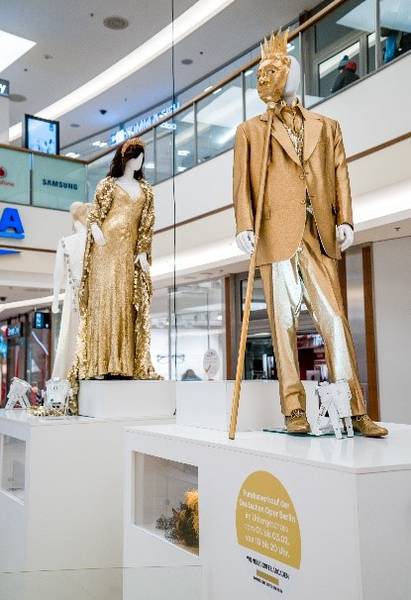 Hoffmann, Carmen & Co. – Deutsche Oper Berlin zeigt und verkauft Kostüme in den Wilmersdorfer Arcaden. 