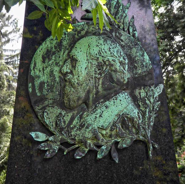 Open Air Lesung auf dem Friedhof: Bertram von Boxberg liest an dessen Grab Texte des Schriftstellers  Ernst Wichert