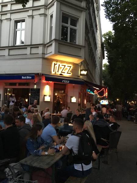 Frankreich - Belgien auf zwei Leinwänden in Kreuzberg Graefekiez