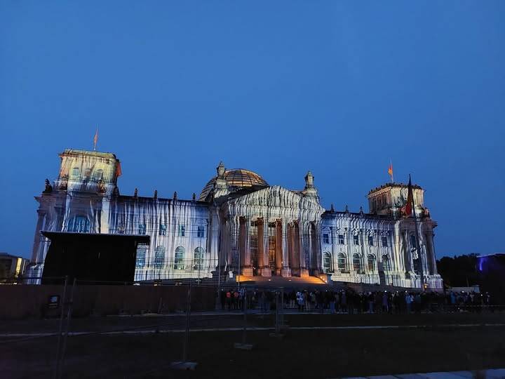 Wrapped Reichstag von Christo & Jean-Claude als Illumination zu 30 Jahre verhüllter Reichstag (täglich)